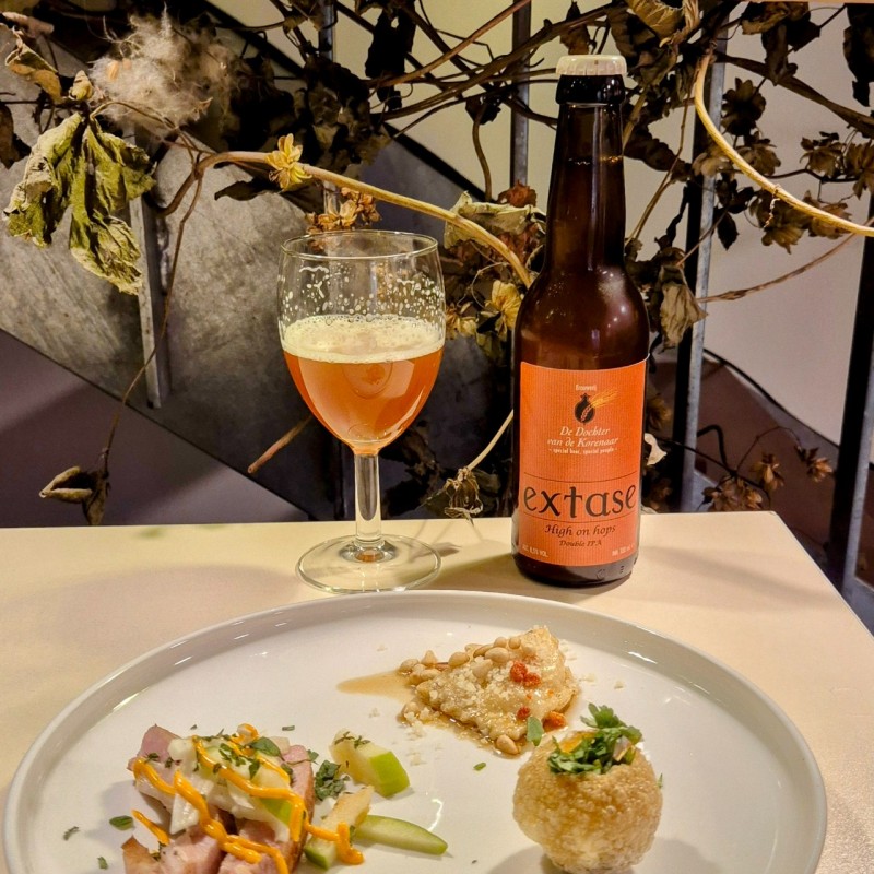 Trio van Verse ravioli met pompoen, ricotta, salie, spek en crumble, Pani puri met witloof, Chutney en mousse van foie gras en Duroc met venkel, granny smith en gochujang mayonaise